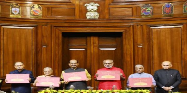 उपराष्ट्रपति सी. पी. राधाकृष्णन संविधान सदन में राज्यसभा सांसद सुधा मूर्ति की पुस्तक का विमोचन करते हुए उपराष्ट्रपति सी. पी. राधाकृष्णन संविधान सदन में राज्यसभा सांसद सुधा मूर्ति की पुस्तक का विमोचन करते हुए