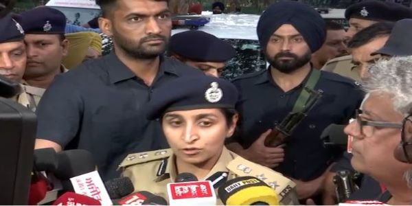 चंडीगढ़ की एसएसपी पत्रकाराें से बातचीत करते हुए