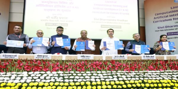केंद्रीय शिक्षा मंत्री धर्मेंद्र प्रधान बुधवार को सीबीएसई की कक्षा 3 से 8 तक के लिए एआई और कम्प्यूटेशनल थिंकिंग का नया पाठ्यक्रम लॉन्च करते हुए