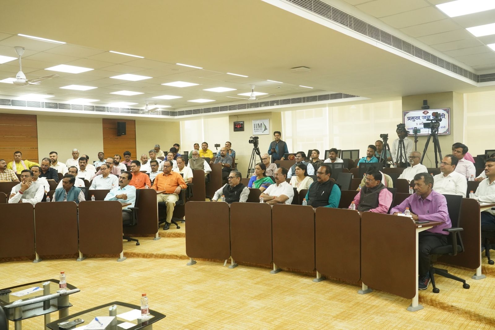 कार्यक्रम में मौजूद लोग