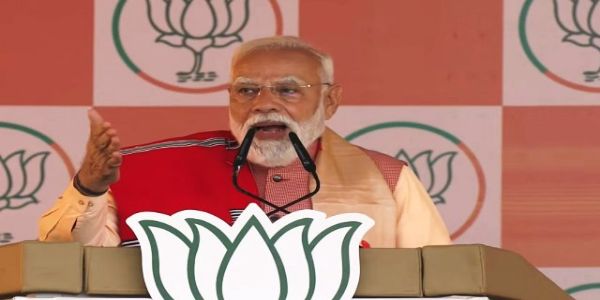 प्रधानमंत्री नरेन्द्र मोदी बुधवार को असम में चुनावी जनसभा को संबोधित करते हुए