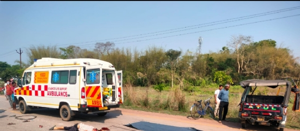 दुर्घटना ग्रस्त टेम्पो और घायलों को एंबुलेंस से लेजाते