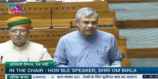 रेल मंत्री अश्विनी वैष्णव बुधवार को लोकसभा में प्रश्नकाल के दौरान