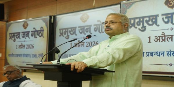 कार्यक्रम को संबोधित करते हुए सुनील आंबेकर