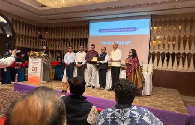 इंदौर एयरपोर्ट के निदेशक सुनील मग्गीरवार को सम्मानित किया गया।