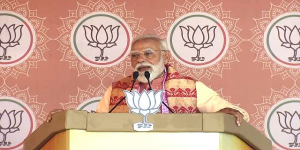 प्रधानमंत्री नरेन्द्र मोदी बुधवार को असम के बिस्वनाथ में चुनावी रैली को संबोधित करते हुए