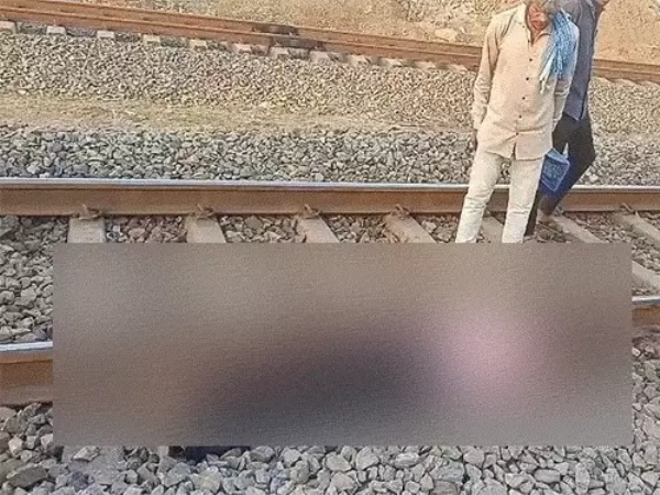 ट्रेन से कटकर मौत।
