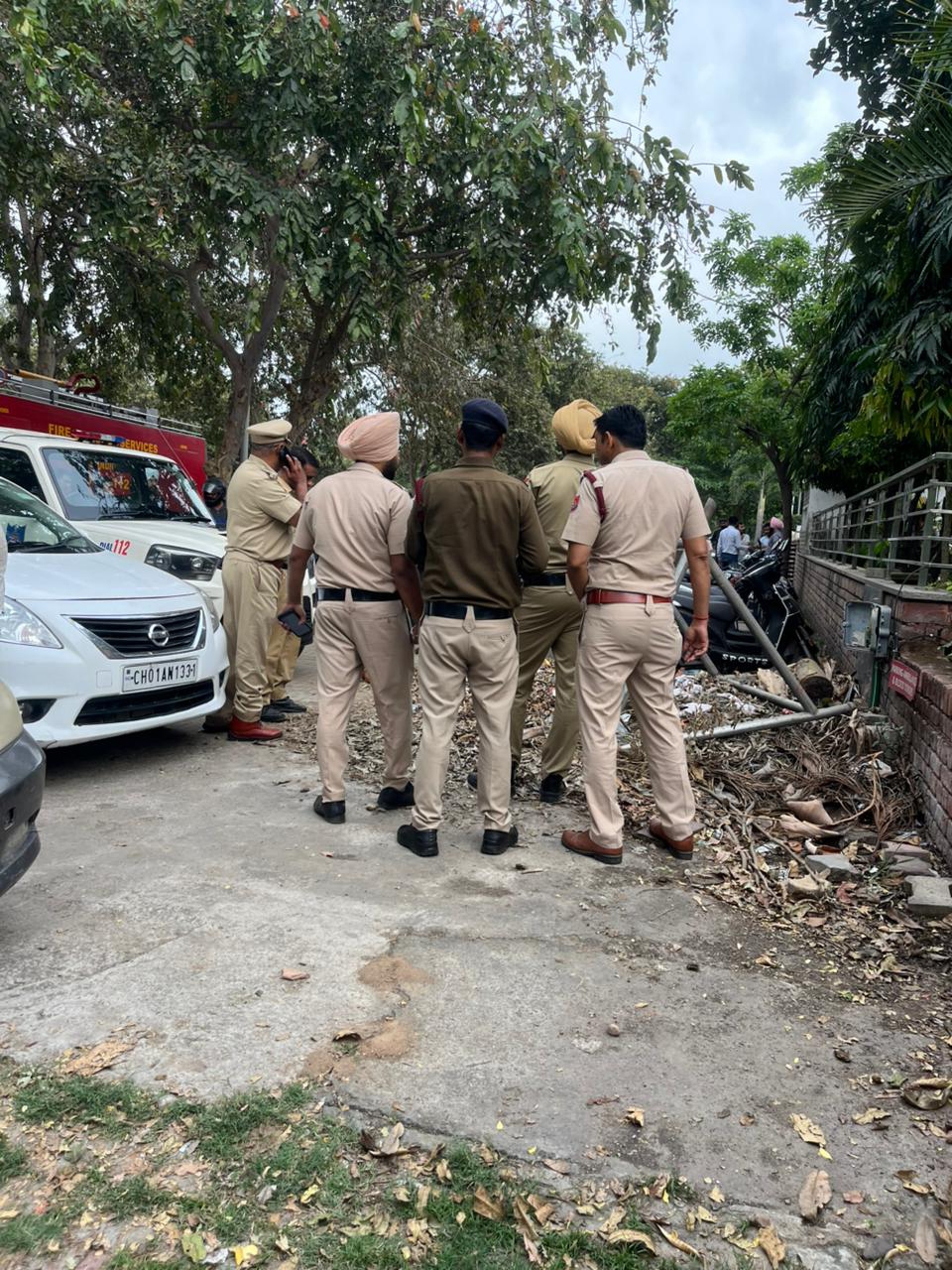चंडीगढ़ में पंजाब भाजप मुख्यालय के बाहर जांच करती पुलिस चंडीगढ़ में पंजाब भाजप मुख्यालय के बाहर जांच करती पुलिस