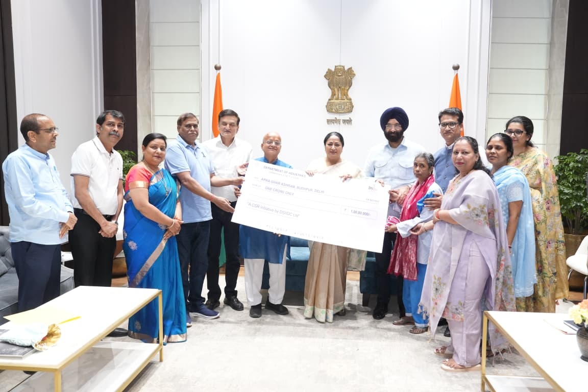 बुढपुर स्थित ‘अपना घर आश्रम’ को एक करोड़ रुपये की सहायता राशि का चेक वितरित करती मुख्यमंत्री रेखा गुप्ता