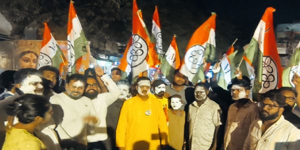 दिलीप घोष की टिप्पणी के विरोध में तृणमूल प्रत्याशी का पाउडर लगाकर प्रदर्शन