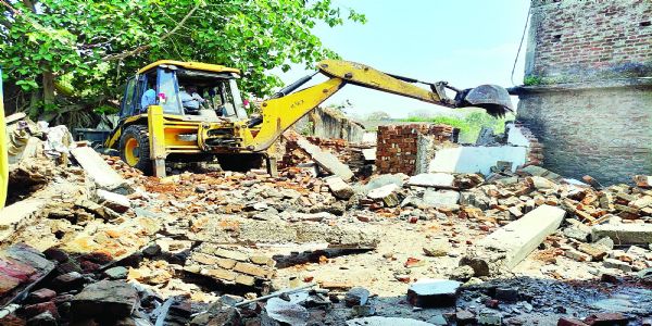 जबलपुरः जिला प्रशासन की बड़ी कार्रवाई, सरकारी जमीन पर बन रही मस्जिद का अवैध हिस्सा ढहाया