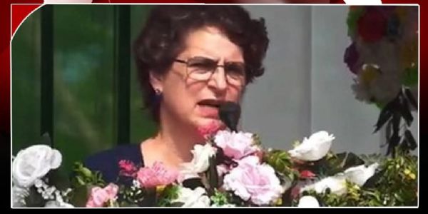 असम के डिब्रूगढ़ जिले में चुनावी सभा को संबोधित करते हुए कांग्रेस सांसद प्रियंका गांधी वाड्रा।