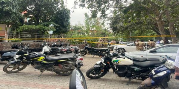 चंडीगढ़ में भाजपा मुख्यालय के बाहर जांच करती पुलिस