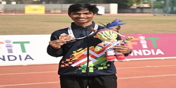 वॉकर दशरथ तलवार स्वर्ण पदक के साथ