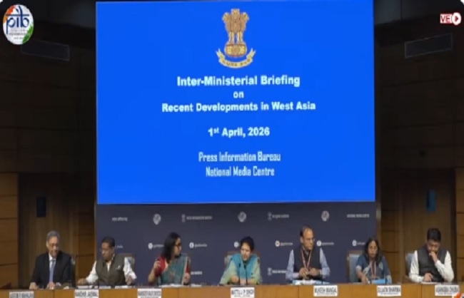 अंतर मंत्रालयी प्रेसवार्ता को संबोधित करते हुए सुजाता शर्मा और अन्य