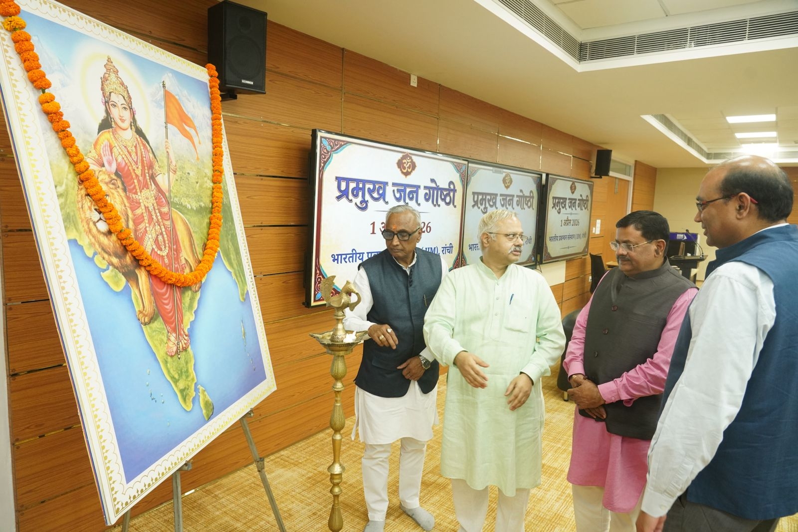 कार्यक्रम का दीप प्रज्वलन का उद्घाटन करते हुए