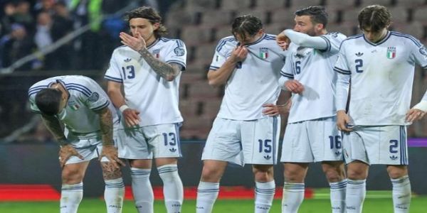 मैच के बाद निराश खड़े इटली के खिलाड़ी मैच के बाद निराश खड़े इटली के खिलाड़ी