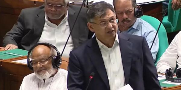 बांग्लादेश के गृहमंत्री सलाहुद्दीन अहमद संसद में बयान देते। फोटो - ढाका ट्रिब्यून बांग्लादेश के गृहमंत्री सलाहुद्दीन अहमद संसद में बयान देते। फोटो - ढाका ट्रिब्यून