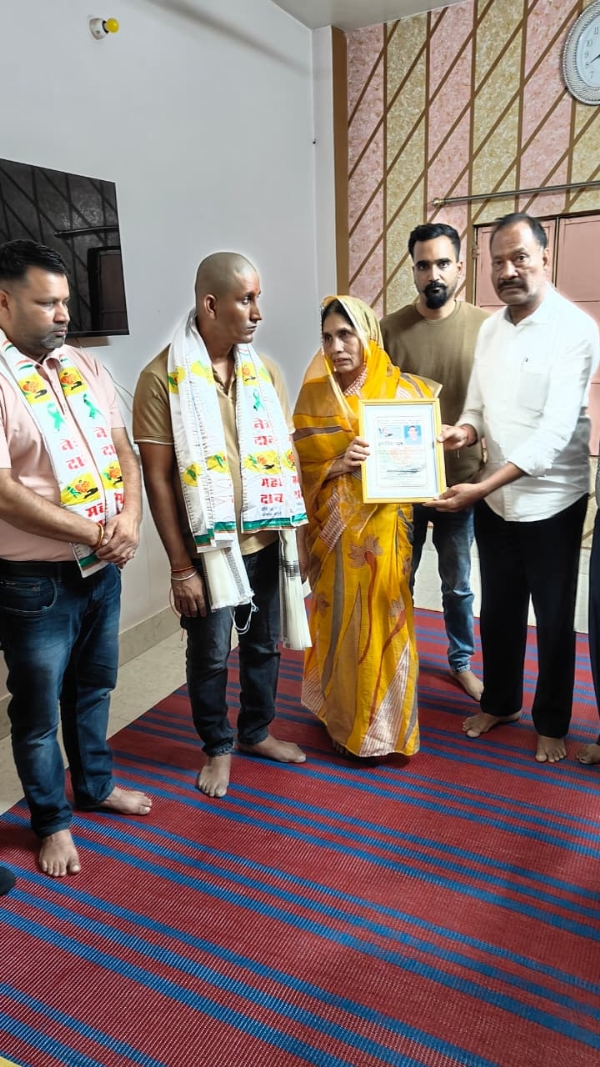 अररिया फोटो:सम्मानित करते परिजनों को