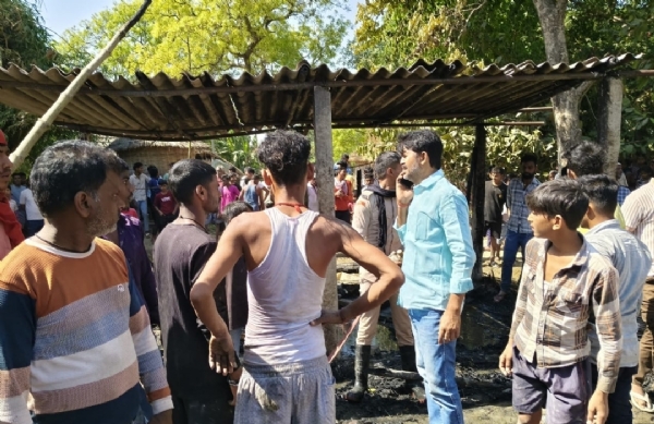 मढ़ौरा के तेजपुरवा में शॉर्ट सर्किट से लगी आग मढ़ौरा के तेजपुरवा में शॉर्ट सर्किट से लगी आग