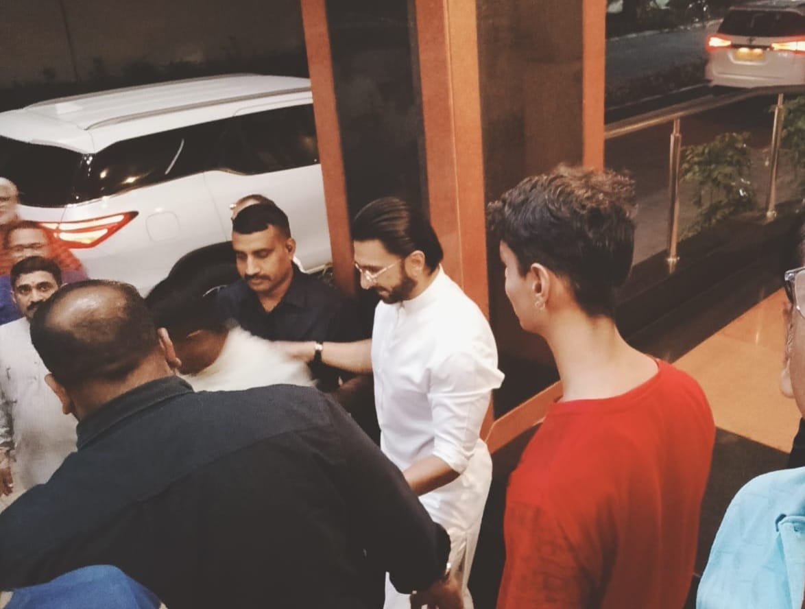 फिेल्म अभिनेता रणवीर सिंह ने संघ के मुख्यालय में सरसंघचालक डॉ. मोहन भागवत से मुलाकात की फिेल्म अभिनेता रणवीर सिंह ने संघ के मुख्यालय में सरसंघचालक डॉ. मोहन भागवत से मुलाकात की