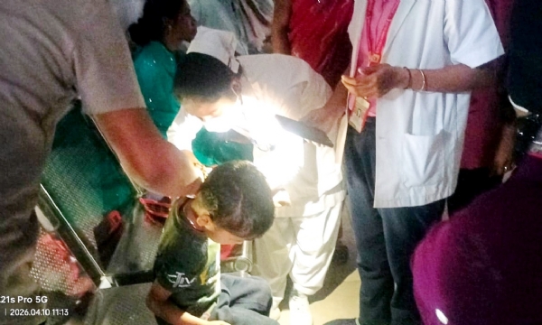 टार्च की रोशनी में इलाज करते स्वास्थ्यकर्मी टार्च की रोशनी में इलाज करते स्वास्थ्यकर्मी