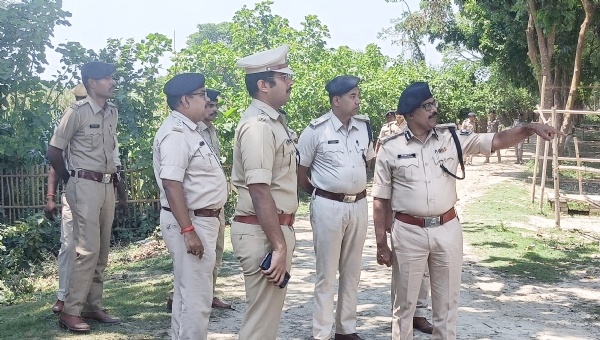 निरिक्षण करते हुए आईजी निरिक्षण करते हुए आईजी