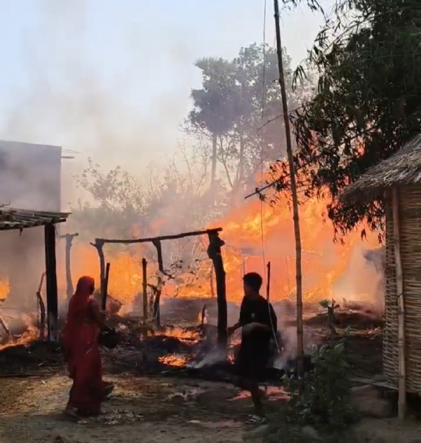 मढ़ौरा के तेजपुरवा में शॉर्ट सर्किट से लगी आग मढ़ौरा के तेजपुरवा में शॉर्ट सर्किट से लगी आग