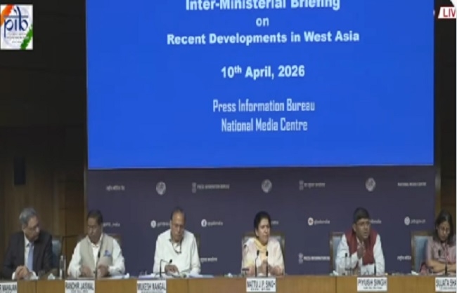 अंतर-मंत्रालयी प्रेसवार्ता को संबोधित करते पेट्रोलियम और नेचुरल गैस मंत्रालय की संयुक्त सचिव सुजाता शर्मा अंतर-मंत्रालयी प्रेसवार्ता को संबोधित करते पेट्रोलियम और नेचुरल गैस मंत्रालय की संयुक्त सचिव सुजाता शर्मा