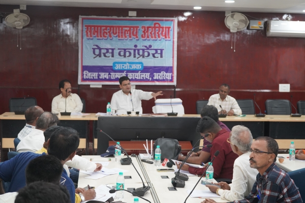 अररिया फोटो:डीएम प्रेस कांफ्रेंस में जानकारी देते