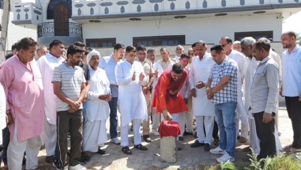 पूंडरी विधानसभा के एक गांव विकास कार्याें का नारियल फाेड़ कर शुभारंभ करते विधायक सतपाल जांबा