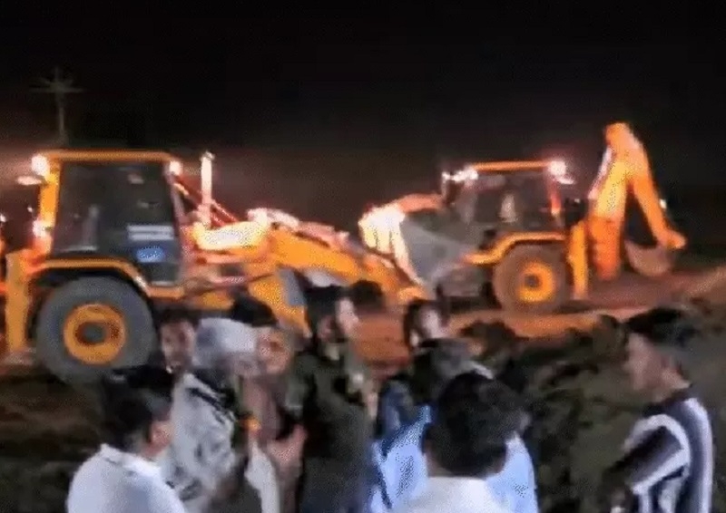 बोरवेल में गिरे बच्चे को बचाने के लिए रेस्क्यू जारी