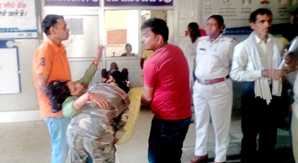 खराब रहने पर मरीज को टांगकर ले जाती महिला स्वास्थ्यकर्मी खराब रहने पर मरीज को टांगकर ले जाती महिला स्वास्थ्यकर्मी