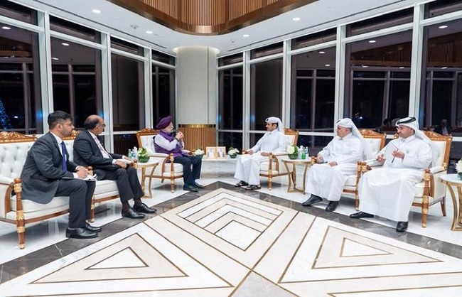 कतर के ऊर्जा कार्य राज्य मंत्री काबी से मुलाकात करते हरदीप सिंह पुरी