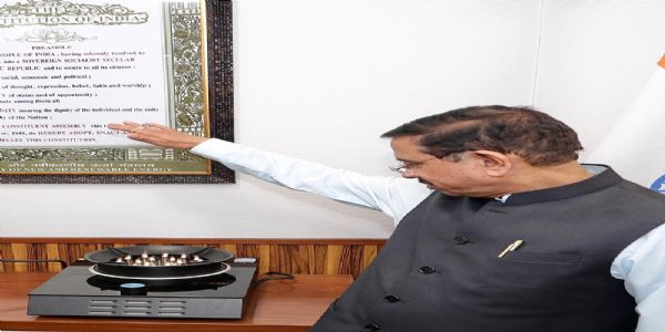 केंद्रीय मंत्री प्रह्लाद जोशी इलेक्ट्रिक स्टोव दिखाते हुए। केंद्रीय मंत्री प्रह्लाद जोशी इलेक्ट्रिक स्टोव दिखाते हुए।