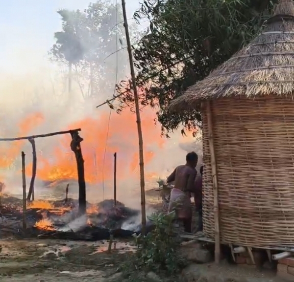 मढ़ौरा के तेजपुरवा में शॉर्ट सर्किट से लगी आग मढ़ौरा के तेजपुरवा में शॉर्ट सर्किट से लगी आग