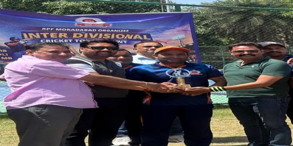 अंतरमंडलीय रेलवे सुरक्षा बल क्रिकेट टूर्नामेंट में मैन ऑफ द मैच की ट्रॉफी लेता हुआ खिलाड़ी। अंतरमंडलीय रेलवे सुरक्षा बल क्रिकेट टूर्नामेंट में मैन ऑफ द मैच की ट्रॉफी लेता हुआ खिलाड़ी।