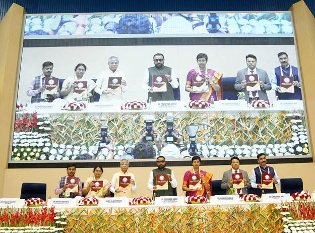 विश्व होम्योपैथी दिवस के मौके पर सीसीआरएच का लोगो जारी करते हुए आयुष मंत्री प्रतापराव जाधव, वैद्य राजेश कोटेचा