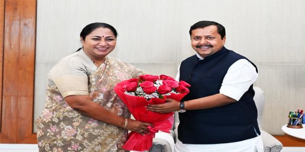 दिल्ली की मुख्यमंत्री रेखा गुप्ता शुक्रवार को भाजपा के राष्ट्रीय अध्यक्ष नितिन नवीन  को गुलदस्ता भेंट करती