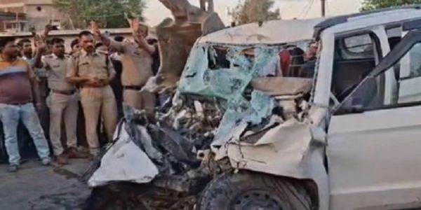 दमोह में ट्रक ने बोलेरो और बाइक को मारी टक्कर