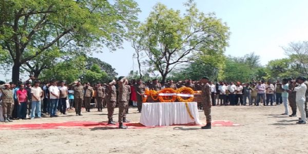 जम्मू-कश्मीर में शहीद हुआ सुलतानपुर का लाल, सैनिक सम्मान के साथ दी गयी अंतिम विदाई