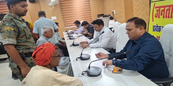 जनता दरबा मे अपर समाहर्ता ने सुनीं 51 लोगों की समस्याएं