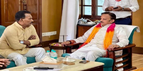 इंदौरः उप मुख्यमंत्री शुक्ल से मिले मंत्री सिलावट, एमवाय अस्पताल के बारे में दी जानकारी