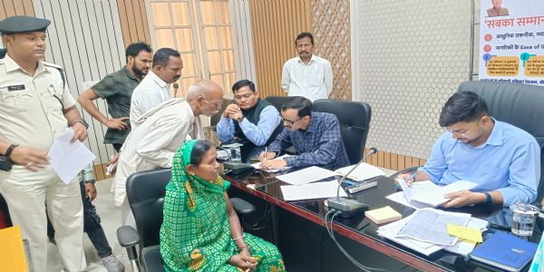 सेवा-संवाद-समाधान कार्यक्रम में डीएम ने सुनीं 28 लोगों की समस्याएं