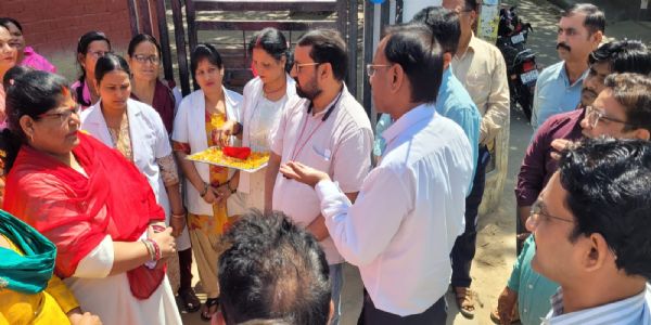 बलिया में सीएमओ ने दस्तक अभियान का किया शुभारम्भ, बुखार के रोगियों की खोज करेंगी आशा