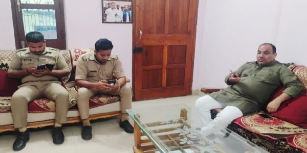 वाराणसी में पुलिस की सख्ती से कांग्रेसी पुतला दहन नहीं कर पाये