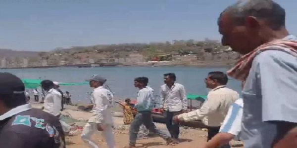 मप्र के ओंकारेश्वर में नाव पलटने से झारखंड से आए 10 श्रद्धालु डूबे, रेस्क्यू कर सभी को निकाला