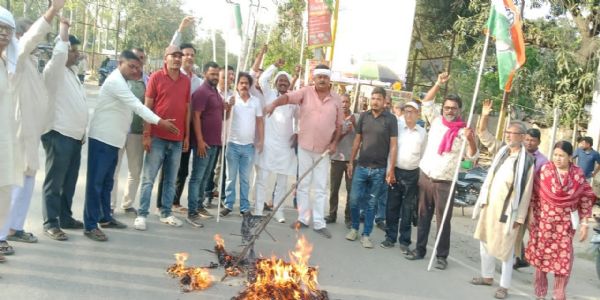 कांग्रेस नेताओं ने असम के मुख्यमंत्री हिमंता विश्वशर्मा का पुतला दहन किया