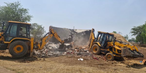कुल्हाड़ी में चला प्रशासन का बुलडोजर, 26 अवैध अतिक्रमण हटाए गए