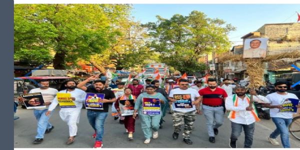 युवा कांग्रेस ने असम के मुख्यमंत्री का फूंका पुतला